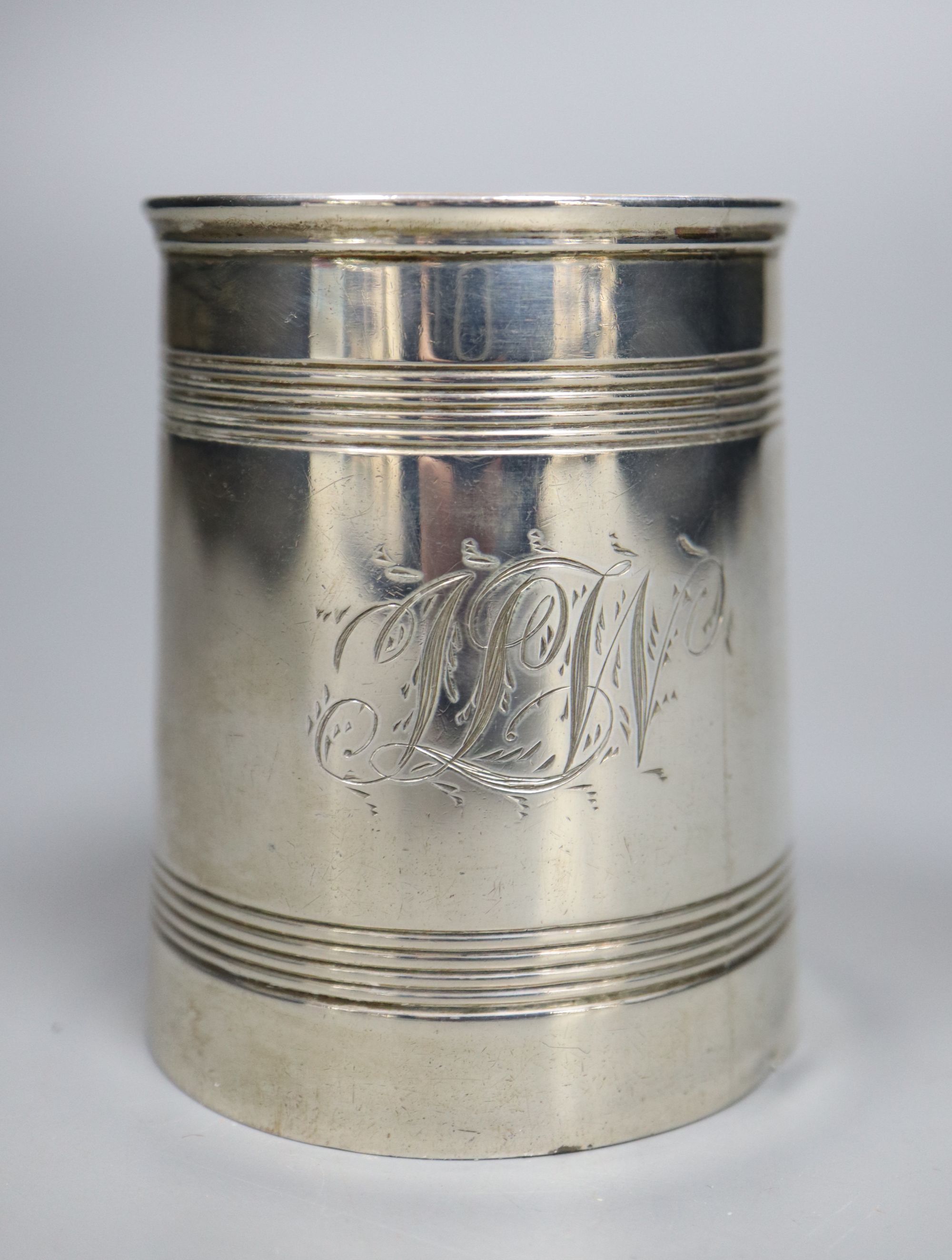 An Edwardian reeded silver christening mug, Birmingham, 1905 and a silver bon bon dish, 4.5oz.